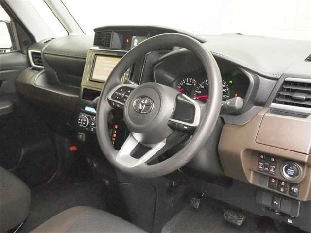 高いホールド性で運転姿勢が安定します。長距離ドライブでも疲れにくいのが魅力です。快適なドライビングライフをお送りください♪