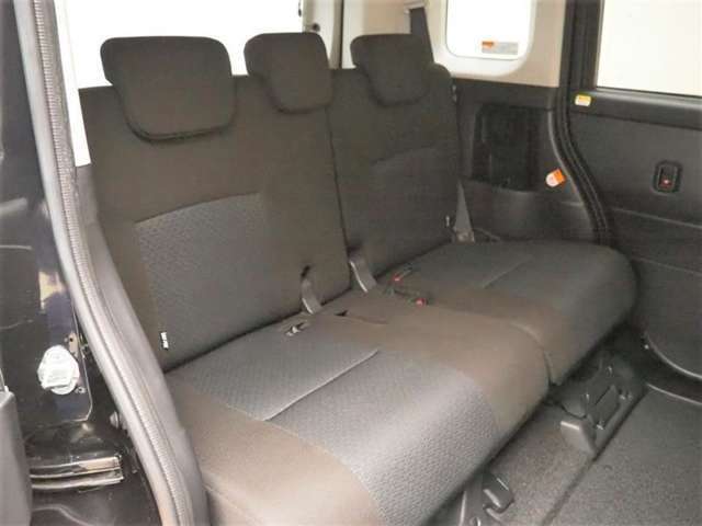 ゆとりある広々とした車内空間は、ドライブを始め買い物やレジャーなど、幅広く活躍します。一人でもみんなとでもお出かけを楽しみましょう！