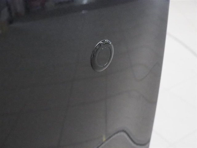 コーナーセンサーを車の前後に装備。障害物までの距離に応じて警告音を変えてお知らせ。縦列駐車時や駐車場・車庫などでの取り回しをサポートします。詳細は販売店スタッフまでおたずねください。