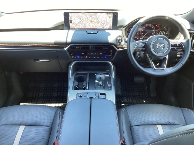 運転してみたいと感じるような機能的な空間作りを追求した力強さと剛性の高さと洗練された美しさで機能とデザインを融合させたインテリアデザイン！