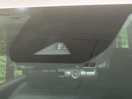 【インテリジェントエマージェンシーブレーキ】フロントカメラで前方の車両や歩行者を検知。衝突しそうな時は衝突被害軽減ブレーキが作動、衝突回避をサポート。より安全にドライブをお楽しみいただけます。