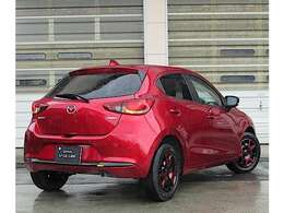 登録済み未使用車のMAZDA2、通勤や買い物、週末のドライブまで、あなたの生活を彩るパートナーとして活躍します。この一台で、毎日がもっと豊かになります。