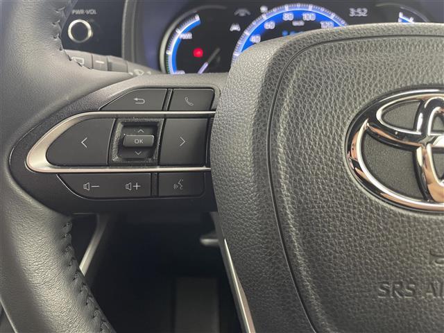 【ステアリングスイッチ】手元のボタンから、オーディオやナビなどの操作ができるので、よそ見をせずに安全に運転に集中できます！