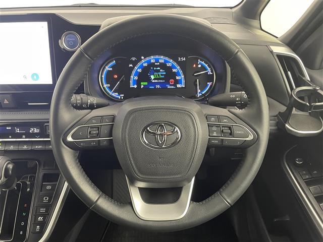 【ステアリング】軽い力で扱いやすいハンドルです。目立つ傷やスレなどなく綺麗な状態です！除菌プランいれていただくとさらに快適に！清潔なお車はお子様にも安心ですね！