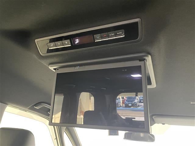 【フリップダウンモニター 】ファミリー層にとても人気な装備です！ナビと同じメーカーで合わせると使用できる機能が増えることがあります。