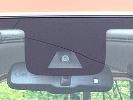【エマージェンシーブレーキ】走行中に前方の車両等を認識し、衝突しそうな時は警報とブレーキで衝突回避と被害軽減をアシスト。より安全にドライブをお楽しみいただけます。