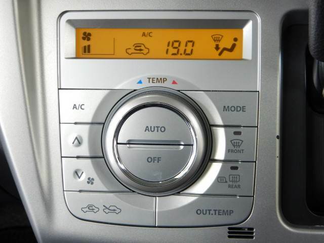 ☆快適装備のオートエアコン☆温度設定をしておけば自動でに空調をコントロールしてくれるスグレモノ！夏も冬も快適ドライブを実現します！