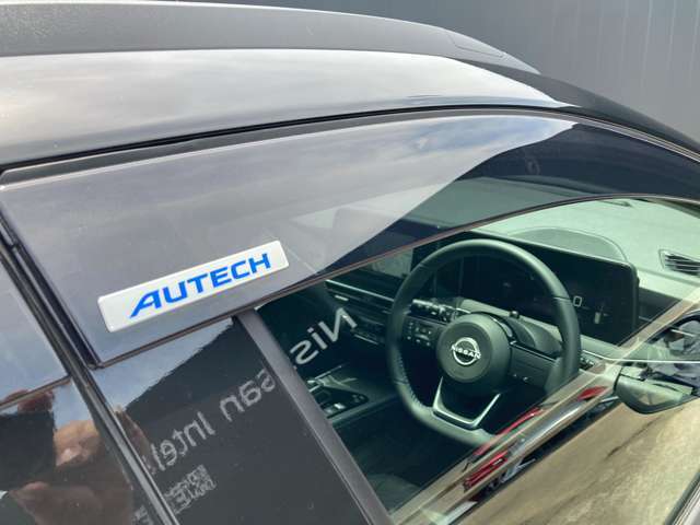 バイザーはAUTECのエンブレム付きです。