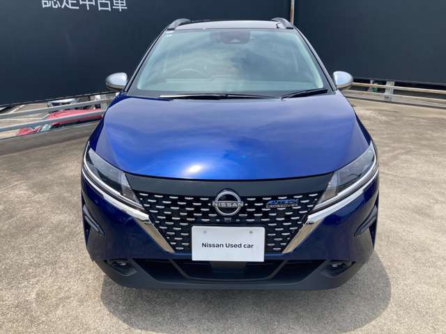 フロントガラス上部にエマージェンシーブレーキのセンサーカメラがあります。前方の車両を感知してぶつかる可能性が高まると表示とブザーで回避操作を即し、安全に減速できなかった場合ブレーキが作動します。