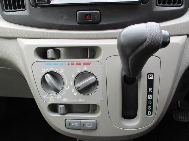 インパネシフトで足元広々です。燃費の良いCVT車。