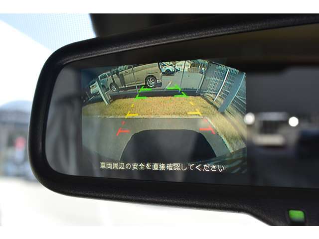 デジタルルームミラー内にバックの映像が出るので、駐車も安心。