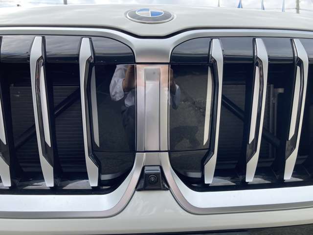 ☆BMWの代名詞とも言える【キドニーグリル】一目見ただけでBMW車であると認識できる確固たるアイコンとして存在感を放ちます☆