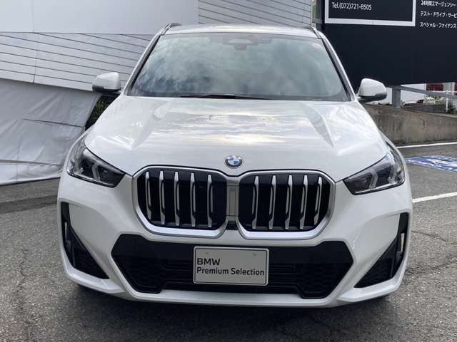 ☆BMWの代名詞とも言える【キドニーグリル】一目見ただけでBMW車であると認識できる確固たるアイコンとして存在感を放ちます☆