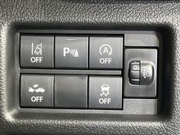 【車線逸脱抑制機能】高速道路走行時、車線からはみ出しそうな時にステアリングを制御し車線内を走行する様にアシスト。より安全な運転をサポートしてくれます！
