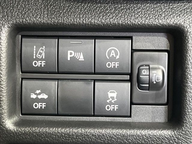 【車線逸脱抑制機能】高速道路走行時、車線からはみ出しそうな時にステアリングを制御し車線内を走行する様にアシスト。より安全な運転をサポートしてくれます！
