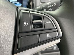 【アダプティブクルーズコントロール】高速道路での長距離走行が楽に！！自動で速度を保つクルーズコントロールが、衝突軽減システムと連携し、前方の車両を感知して車間を保つように速度調節してくれます！！