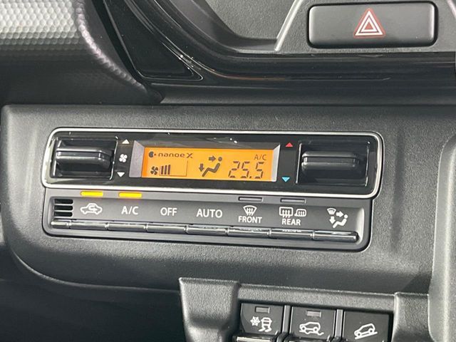 【オートエアコン】一度お好みの温度に設定すれば、車内の温度を検知し風量や温度を自動で調整。暑い…寒い…と何度もスイッチ操作をする必要はありません。快適な車内空間には必須の機能ですね♪
