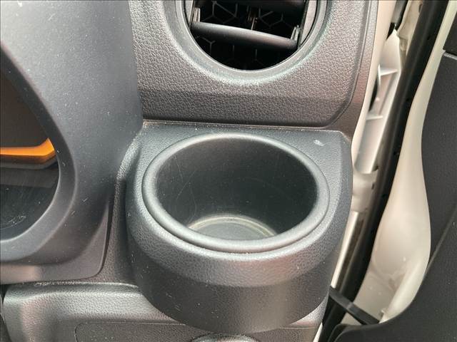 車内で飲み物を飲むときに役に立つドリンクホルダー付きです。