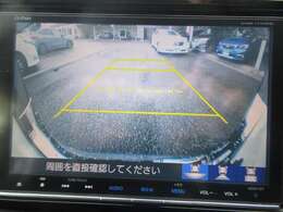 バックが苦手な方は必見！ライン表示付きのバックモニターが障害物を映し出してくれます！