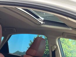 【サンルーフ】開放感たっぷりの希少装備、サンルーフが装着されています！車内に明かりを取り入れたり景色を楽しむ以外にも、車内の空気も簡単に換気できて快適です！