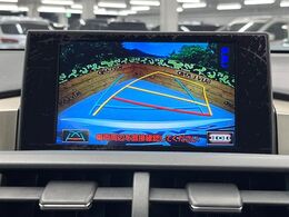 【バックカメラ】駐車時に後方がリアルタイム映像で確認できます。大型商業施設や立体駐車場での駐車時や、夜間のバック時に大活躍！運転スキルに関わらず、今や必須となった装備のひとつです！