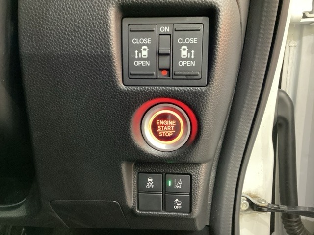 両側電動スライドドアは運転席から操作ができるよう、操作スイッチが付いています。Hondaセンシング用のVSA解除とレーンキープアシストシステムなどのメインスイッチも装備しています。