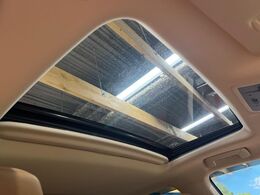 【サンルーフ】開放感たっぷりの希少装備、サンルーフが装着されています！車内に明かりを取り入れたり景色を楽しむ以外にも、車内の空気も簡単に換気できて快適です！