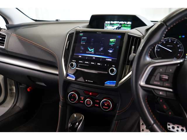 8インチTVナビ（純正）装備！フルセグ/CD/DVD/Bluetooth対応◎各エンタテインメントが快適なドライブをより、盛り上げます。デュアルエアコンなので運転席と助手席、別々の温度設定が可能です。