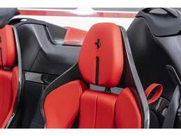 外装色はMatte Rosso F1-75、内装色はRosso Ferrariの組み合わせでございます。