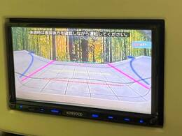 【バックカメラ】駐車時に後方がリアルタイム映像で確認できます。大型商業施設や立体駐車場での駐車時や、夜間のバック時に大活躍！運転スキルに関わらず、今や必須となった装備のひとつです！