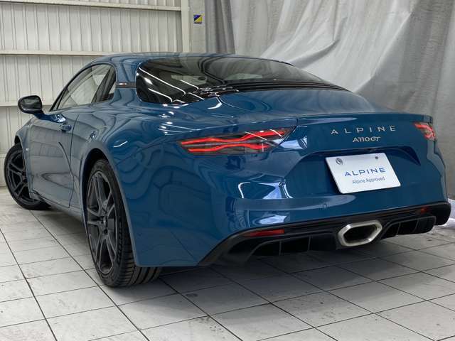 ご納車の前には専門スタッフによる点検・整備を実施いたします。さらにはご納車後のカーライフを想定し、各機関・電気系統のチェック、ロードテストも行いますので、ご遠方のお客様もご安心くださいませ。