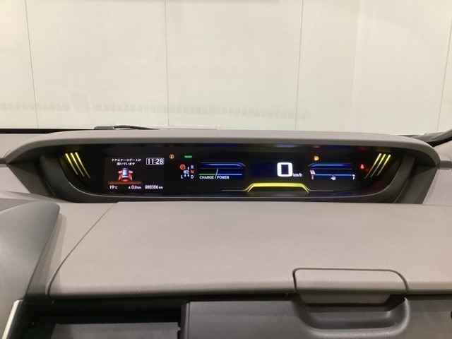 中央にデジタル表示のスピードメーターを配したハイブリット専用メーターになっています。左側のインフォメーション画面で燃費などの情報を確認できます。