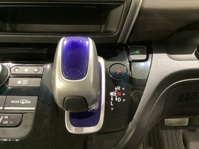 ハイブリッド専用セレクトレバーです。シフトチェンジを電子信号で送信するセレクトレバーを採用していますので、軽快でスマートな操作を楽しめます。