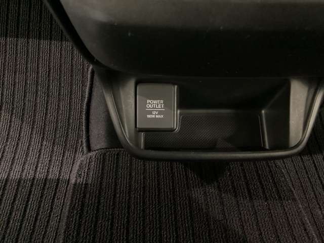 アクセサリーソケットはUSBのアダプターなどをつければ、スマホの充電にも使えます。周辺には物が置けるボックスがついています。