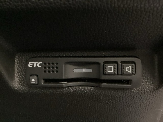 ハンドルの右下にETCがついています。高速道路の料金所の通過も楽々です！。　カードの取り出しもしやすい場所についています。