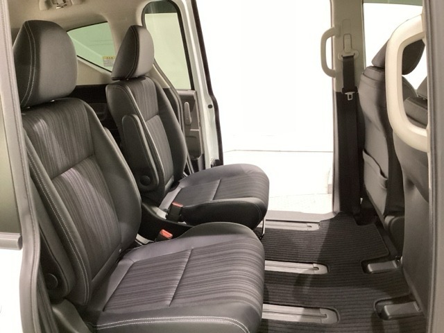 2列目シートは、前後にスライドする左右の座席が独立しているキャプテンシートです。真ん中の通路から3列目へ乗ることができます。センターピラーには乗り降りに便利なアシストグリップがあります。