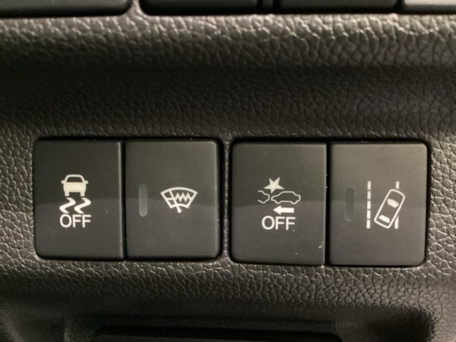 Hondaセンシング用の、VSA（ABS＋TCS＋横滑り抑制）解除とレーンキープアシストシステムのメインスイッチなどはハンドルの右側に装備しています。