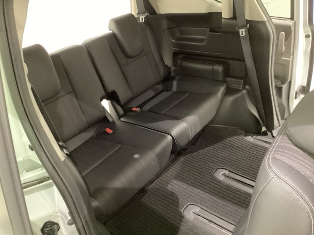 3列目シートは2列目シートがスライドするので、足元もしっかり座れるスペースが確保されています。