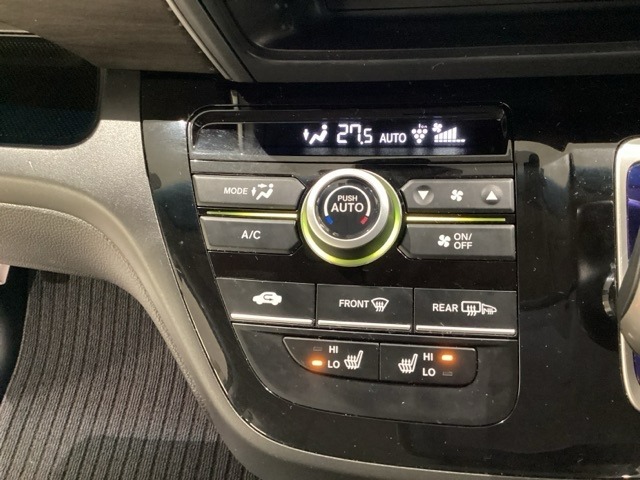 セレクトレバーの左側にプラズマクラスター付き・オートエアコンがついてますので簡単操作で快適に過ごせます。シートヒータースイッチ内蔵で前席の左右別々にHiとLoの2段階で温度設定ができます。