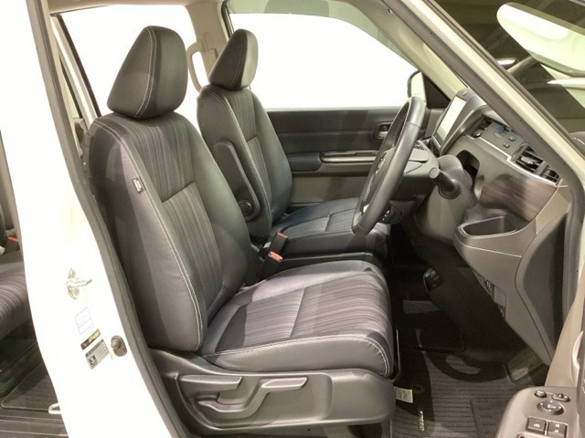 女性でも運転がしやすいように、シートの高さ調整機能（シートリフター）がついています。運転席と助手席の間が空いている為、助手席側への移動がスムーズです。交通量の多い道でも助手席側から乗り降りができます。