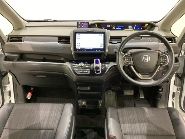 車内は光触媒抗菌消臭施工済です。インパネ周りはスタイリッシュなデザインで機能や装備も充実しています。グローブボックスやカップホルダーのほかにトレーなどたくさんの収納スペースが付いています。