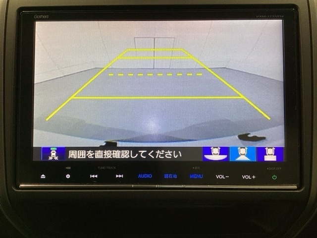 バックでの車庫入れも安心です！　リアカメラが付いているバックモニター付のナビを装備しております。操作線もついており距離感も画面から確認できます。