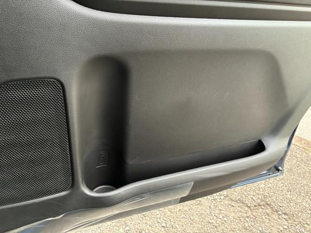 ドアにもドリンクホルダー装備