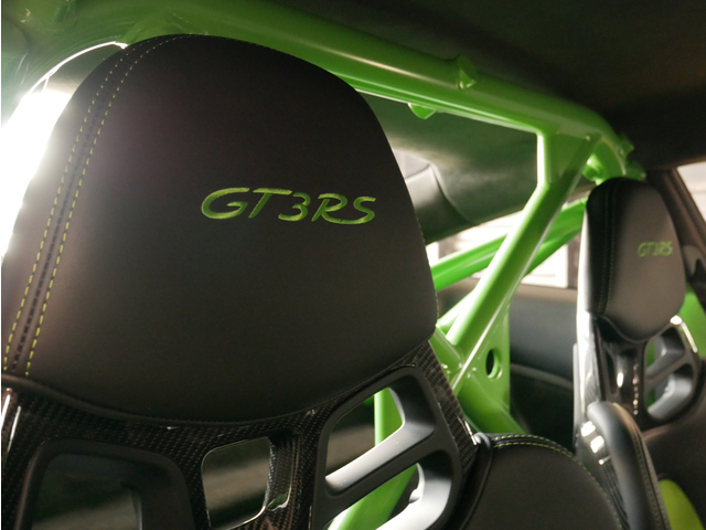 クラブスポーツ　フロントリフト　BOSE　LEDヘッドライト　スポーツクロノ　バックカメラ　自動防眩ミラー　カーボンデザインドアミラー　カーボンドアシルガード　プラチナ塗装仕上げホイール