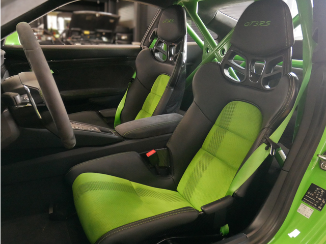 クラブスポーツ　フロントリフト　BOSE　LEDヘッドライト　スポーツクロノ　バックカメラ　自動防眩ミラー　カーボンデザインドアミラー　カーボンドアシルガード　プラチナ塗装仕上げホイール