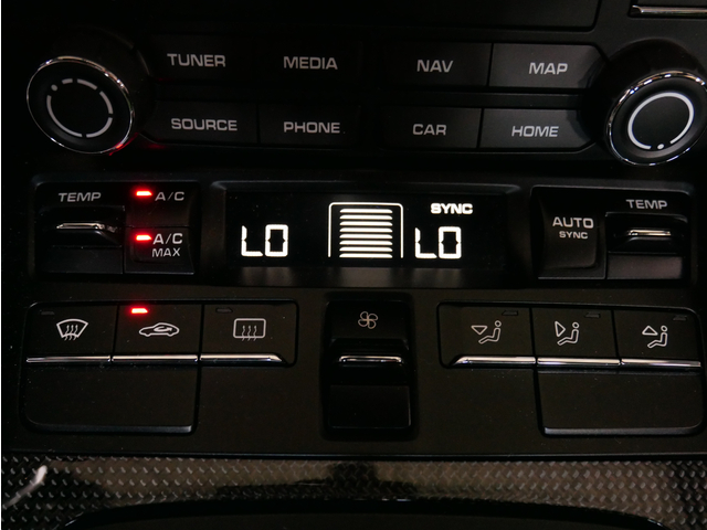 クラブスポーツ　フロントリフト　BOSE　LEDヘッドライト　スポーツクロノ　バックカメラ　自動防眩ミラー　カーボンデザインドアミラー　カーボンドアシルガード　プラチナ塗装仕上げホイール