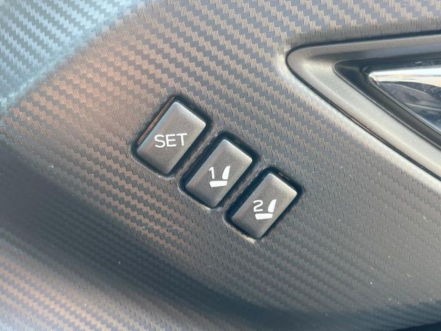 【メモリー機能付きパワーシート】ドライバーごとに設定したシート位置を記憶して、ボタン一つで切り替えできる便利な機能！運転する方が複数名いらっしゃるご家庭におすすめです♪