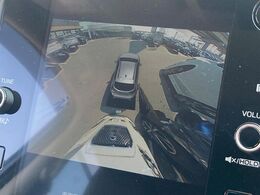 【マルチテレインモニター】車のフロントやサイドのカメラ画像を同時にモニター表示することで、悪路や狭い道を走行時でも周囲の状況確認ができ安心！本格SUVにうれしい装備です♪