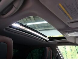 【サンルーフ】ボタンひとつで開閉可能！開放感たっぷりのサンルーフが装着されています！車内に明かりを取り入れたり景色を楽しむ以外にも、よどみがちな車内の空気も簡単に換気できて快適です！