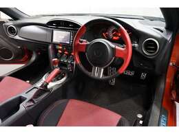 ZN系、トヨタの86、前期モデルが入荷しました。ハイオクで走るガソリン車です。車両重量1250kg・JC08モード燃費は12.4km/L・水平対向4気筒エンジン・200馬力のお車です（※カタログ参照）